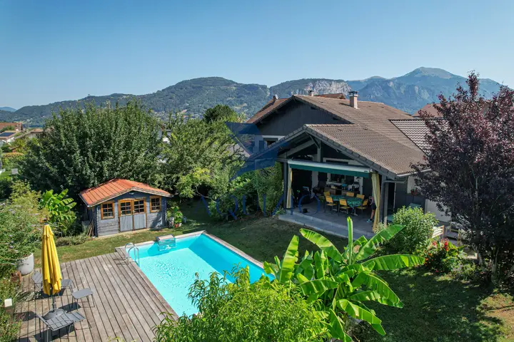 Propriété familiale de 173 m2   Plus de 2 200 m2 de terrain plat, piscine et vue montagnes
