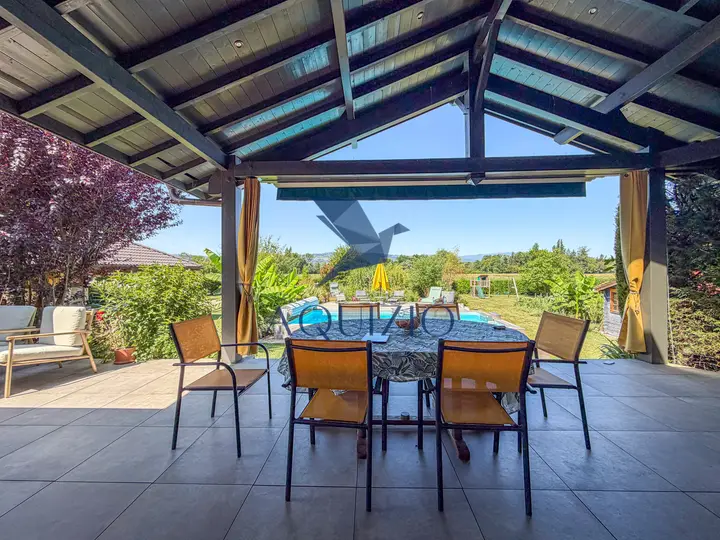 Propriété familiale de 173 m2   Plus de 2 200 m2 de terrain plat, piscine et vue montagnes — photo 3