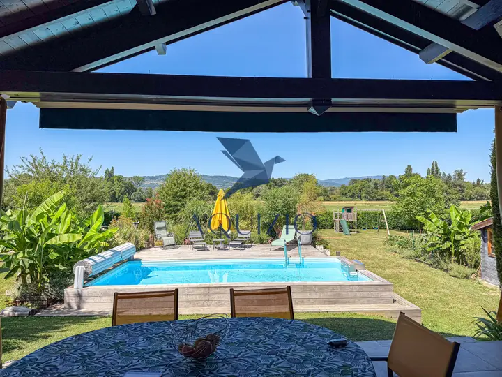Propriété familiale de 173 m2   Plus de 2 200 m2 de terrain plat, piscine et vue montagnes — photo 2