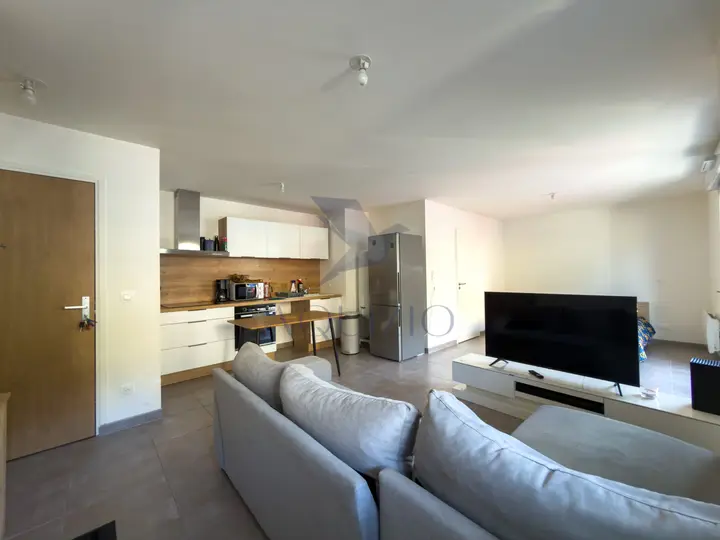 Charmant T1 de de 38m2  avec terrasse et double stationnement à Ayse