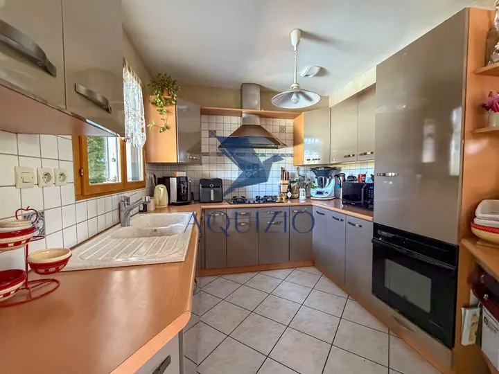 Propriété familiale de 173 m2   Plus de 2 200 m2 de terrain plat, piscine et vue montagnes — photo 4